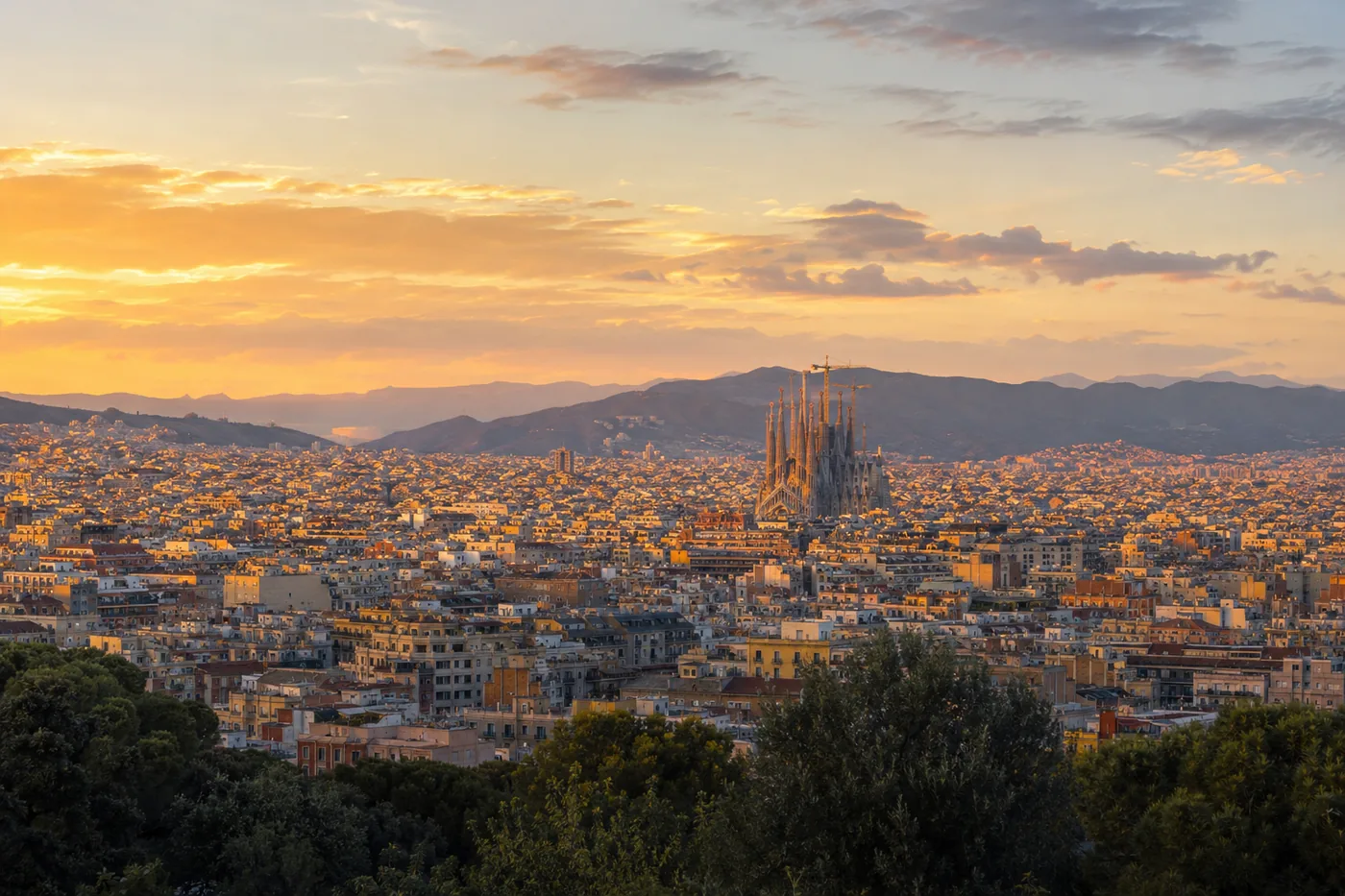 Imagen de Barcelona al atardecer con la Sagrada Família representando Catalunya